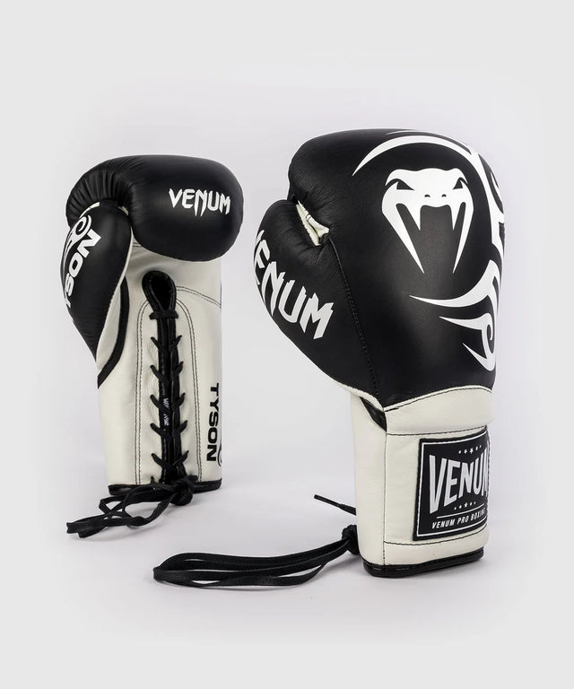 Gants de boxe Venum x Mike Tyson Giant 2.0 Pro à lacets – Noir/Blanc