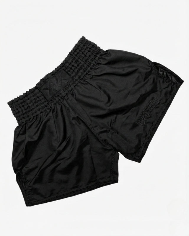 Caged Muay-Thai-Shorts Classic – Schwarz/Schwarz Flachlage