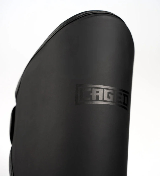 Conjunto Caged Shadow – Luvas de boxe + Caneleiras