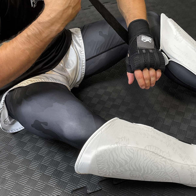 Phantom Athletics Benskydd Muay Thai – Frost Vit