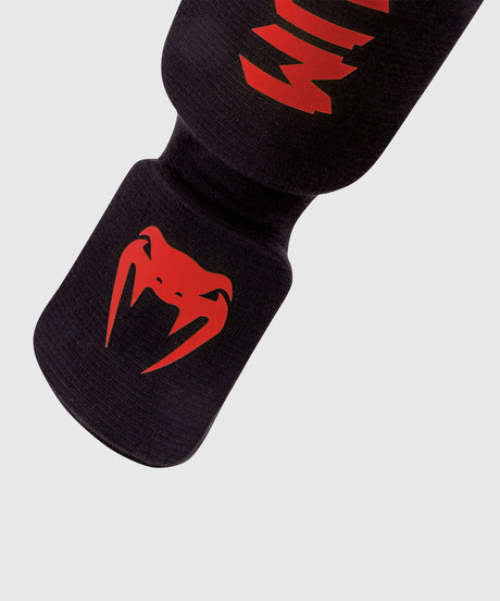 Caneleiras de kickboxing Venum Kontact – Preto/Vermelho