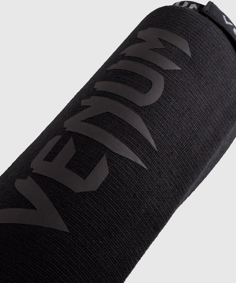 Caneleiras de kickboxing Venum Kontact – Preto/Preto